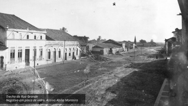 Trecho da Rua Grande. Negativo em placa de vidro. Acervo: Abílio Monteiro